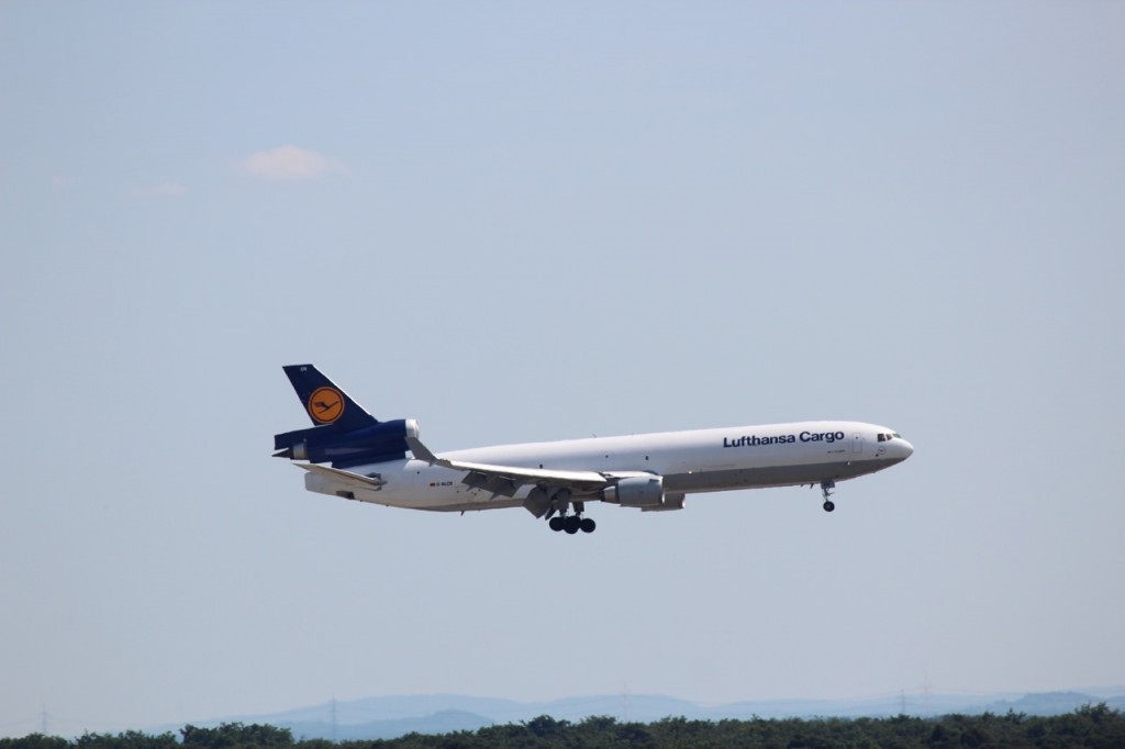 Lufthansa Cargo MD11F bei der Landung in Frankfurt