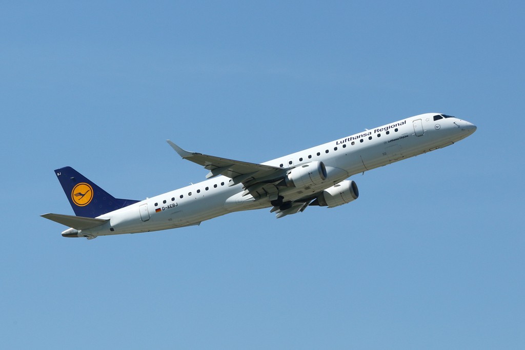 Embraer 195 von Lufthansa Regional kurz nach dem Start am Flughafen München