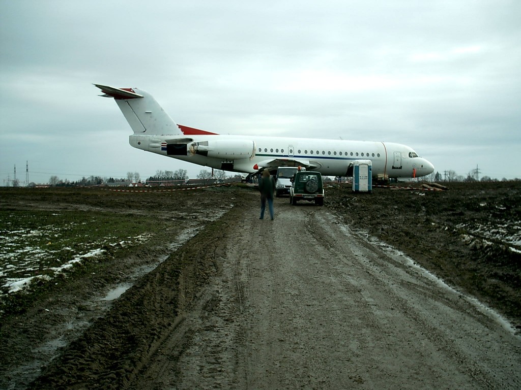Die Fokker 70 OE-LFO einige Tage nach der Notlandung Foto: Wiki Commons