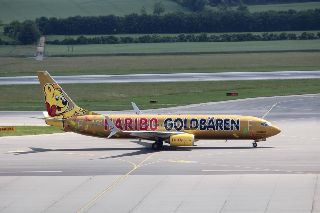 Tuifly B738 "Haribo Goldbären" nach der Landung in Wien