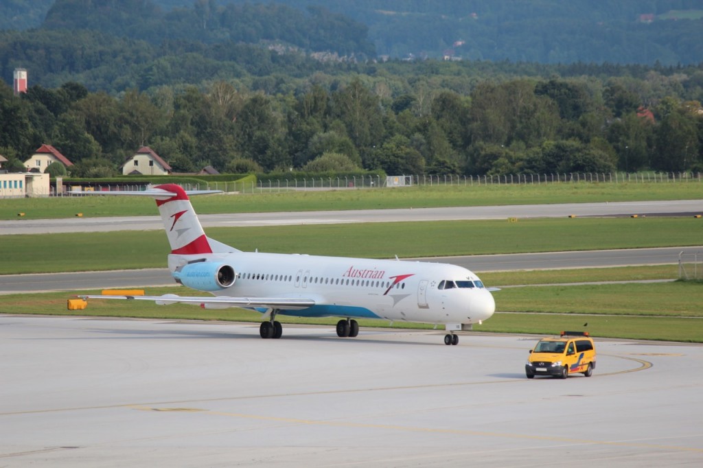 Austrian Airlines Fokker 100 OE-LVB nach der Landung in Salzburg