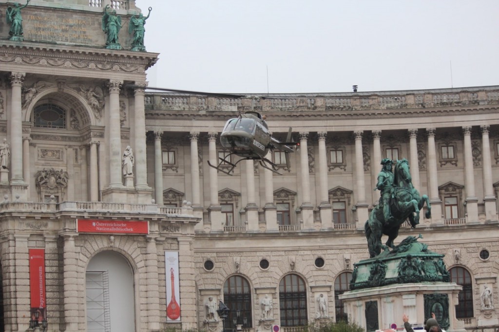 OH-58 Kiowa bei der Landung am Heldenplatz