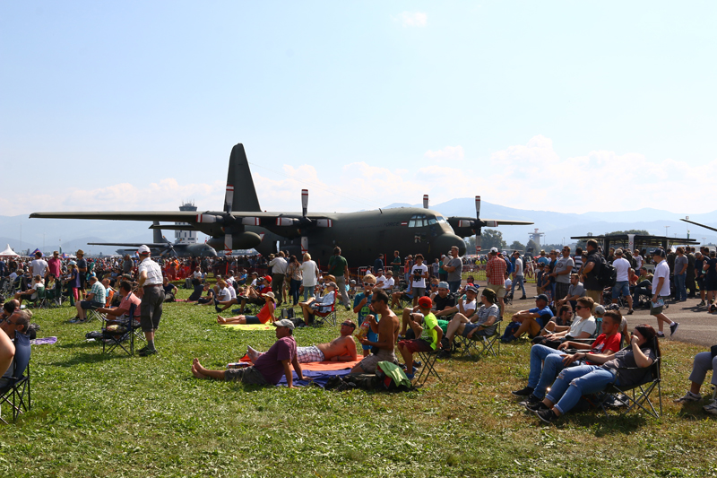 Zahlreiche Besucher in Zeltweg vor einer LOCKHEED C-130 "HERCULES" des österreichischen Bundesheeres