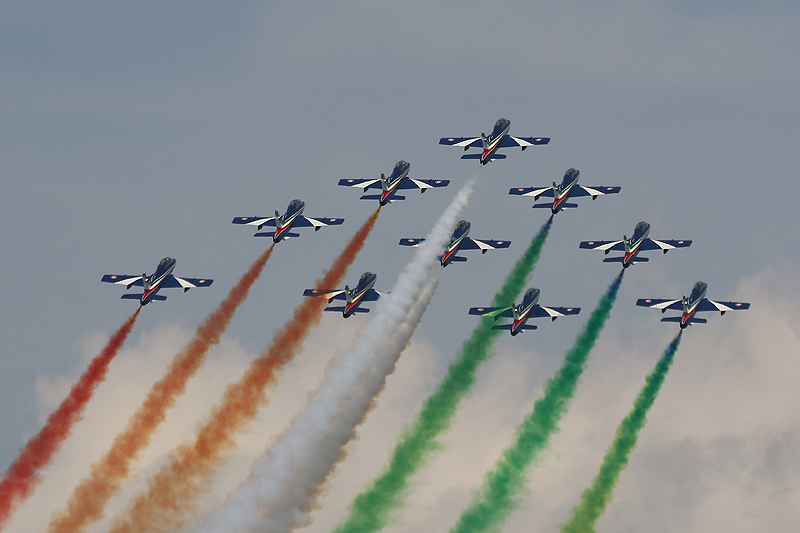 Die Frecce tricolori flogen zu den Klängen der italienischen Hymne ("Fratelli d'Italia...") und beeindruckten die Gäste mit ihren präzisen Manövern