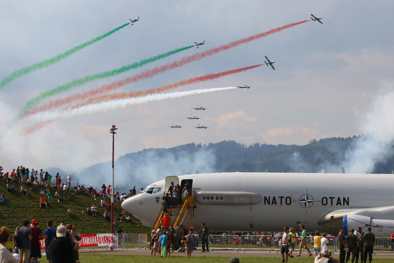 Die Frecce tricolori aus Italien und NATO Awacs: Boeing E-3A Sentry