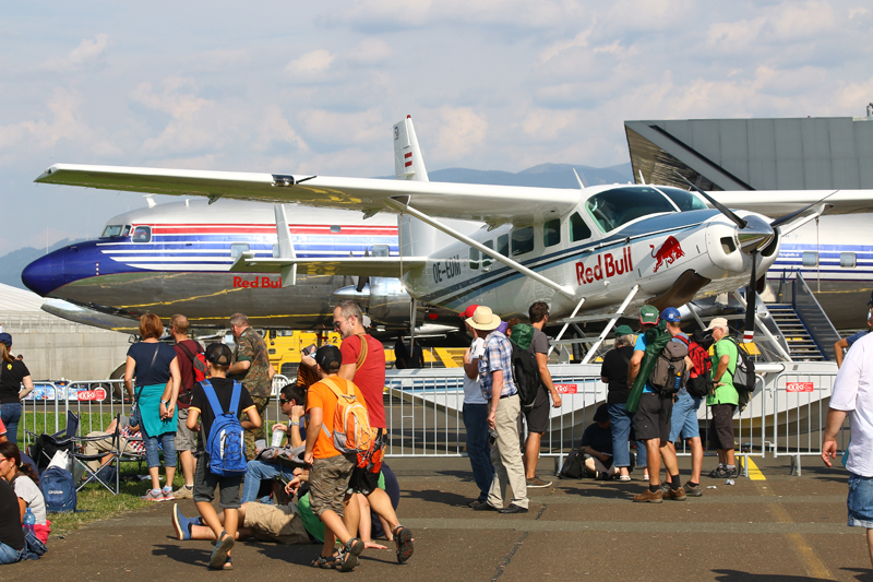 Red Bull Cessna 208 Caravan OE-EDM und Douglas DC-6 OE-LDM von den Flying Bulls im Hintergrund