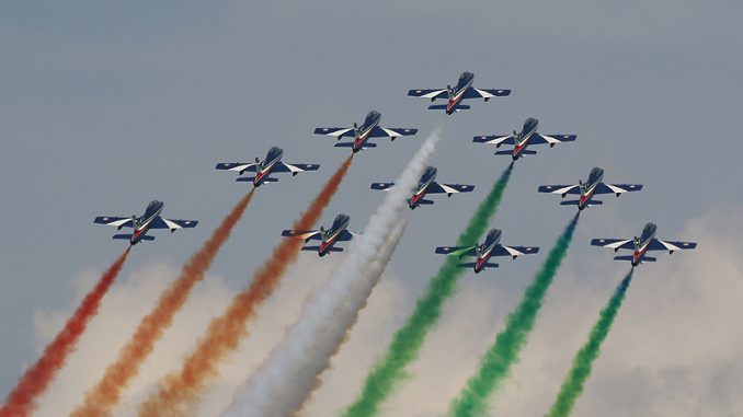 Frecce tricolori flogen zu den Klängen der italienischen Hymne "Fratelli d'Italia..." und beeindruckten die Gäste mit ihren präzisen Manövern